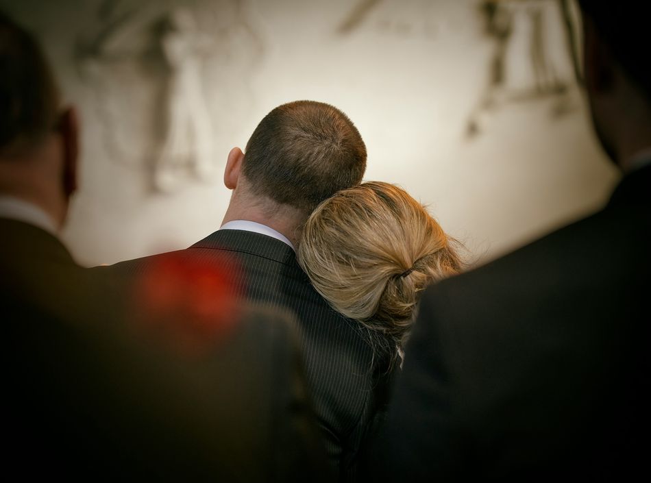 Familia sentada en un salón, momento de reflexión sobre protección familiar